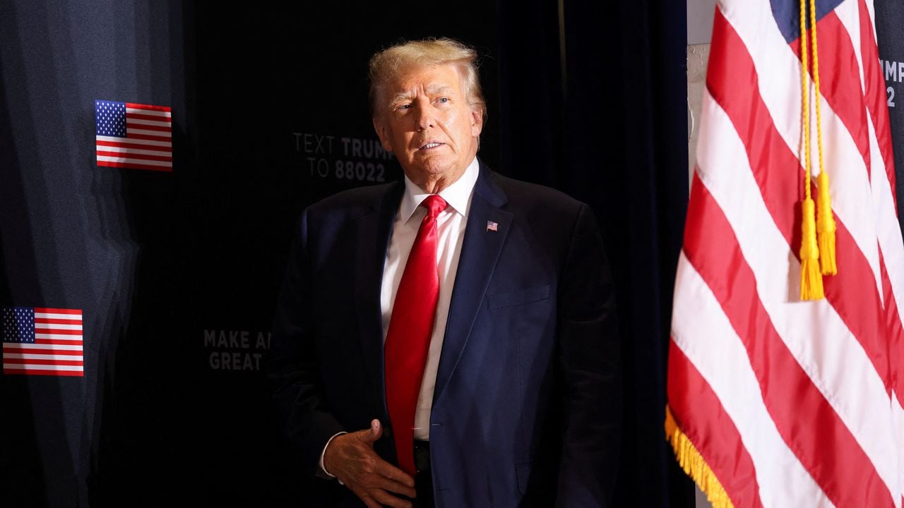 El ex presidente estadounidense y candidato presidencial republicano Donald Trump llega al escenario para hablar durante un mitin de campaña presidencial de 2024 en Dubuque, Iowa, EE.UU.