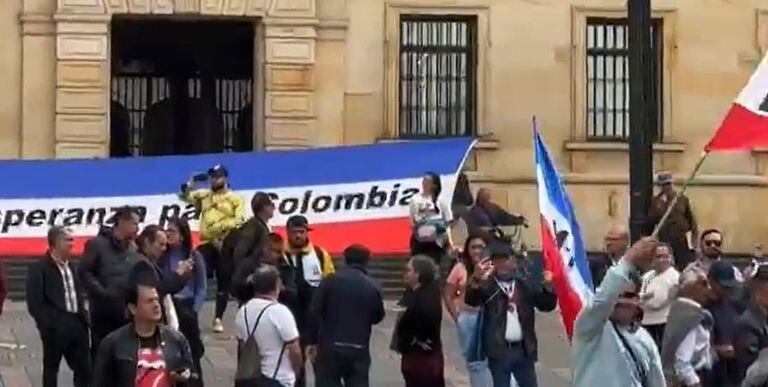 En la Plaza de Bolívar hay banderas del M-19, tarima y artistas