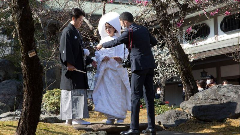 Una arcaica ley japonesa obliga a las parejas casadas a adoptar el mismo apellido. En su mayoría son las mujeres quienes abandonan el apellido de soltera.