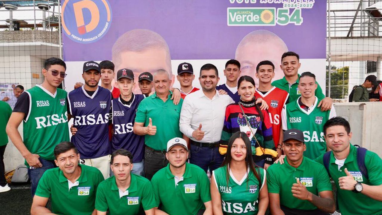 Julián Bedoya con integrantes de la Alianza Verde