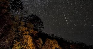 Los meteoros atraviesan la atmósfera a gran velocidad, lo que genera un espectáculo visual.