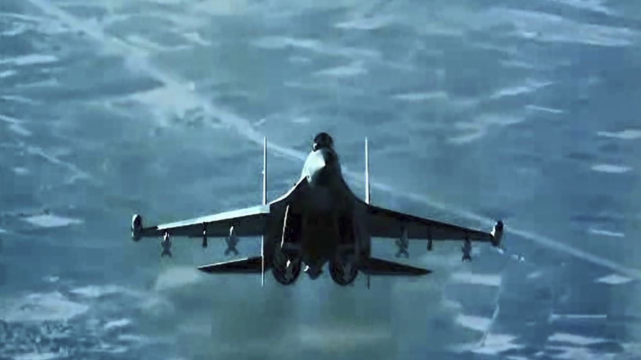 En esta imagen de un video publicado por la Fuerza Aérea de EE. UU., un avión de combate ruso vuela cerca de un dron estadounidense sobre Siria, el 23 de julio de 2023.