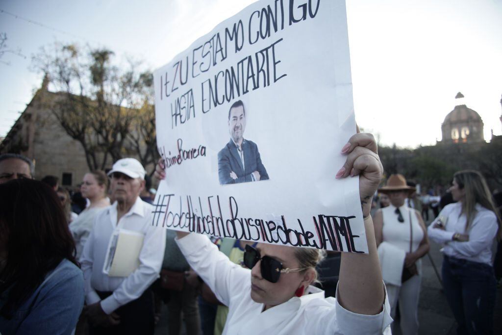 Mujer sostiene una pancarta con la imagen del periodista desaparecido Jaime Barrera durante una protesta por la desaparición del periodista mexicano Jaime Barrera el 12 de marzo de 2024 en Guadalajara.