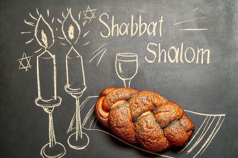 La importancia de la sinagoga en la observancia del Shabbat: un lugar de oración y reflexión.