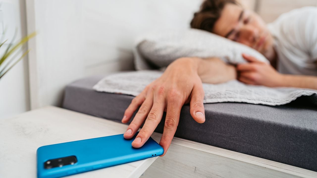 Dormir con celular