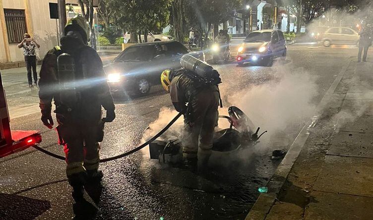 Los bomberos de la ciudad controlaron la incineración de la motocicleta.