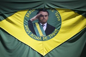 Bandera de Brasil con imagen del presidente Jair Bolsonaro.