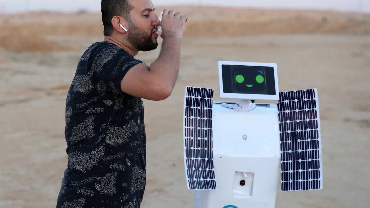 Un hombre bebe el agua producida por ELU, un robot de control remoto que puede extraer agua del aire, inventado en el desierto de Borg Al Arab, Alejandría. El robot es capaz de condensar la humedad de la humedad y tendría la capacidad de trabajar en entornos que son más difíciles que los de la Tierra, como durante los vuelos espaciales o incluso en Marte. REUTERS / Mohamed Abd El Ghany