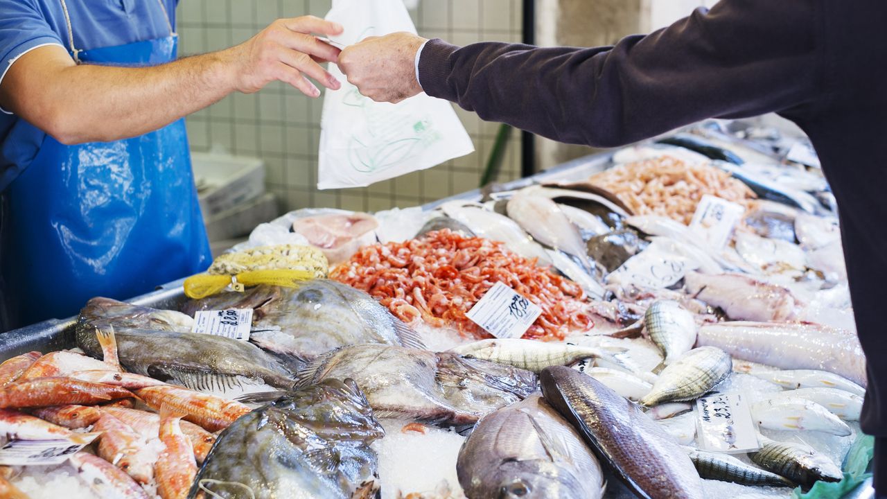 Foto de referencia de venta de pescado en Venecia (Italia)