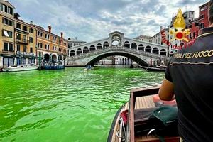 En esta imagen proporcionada por los bomberos italianos, se observa el Gran Canal de Venecia mancho de líquido verde fosforescente, el domingo 28 de mayo de 2023.