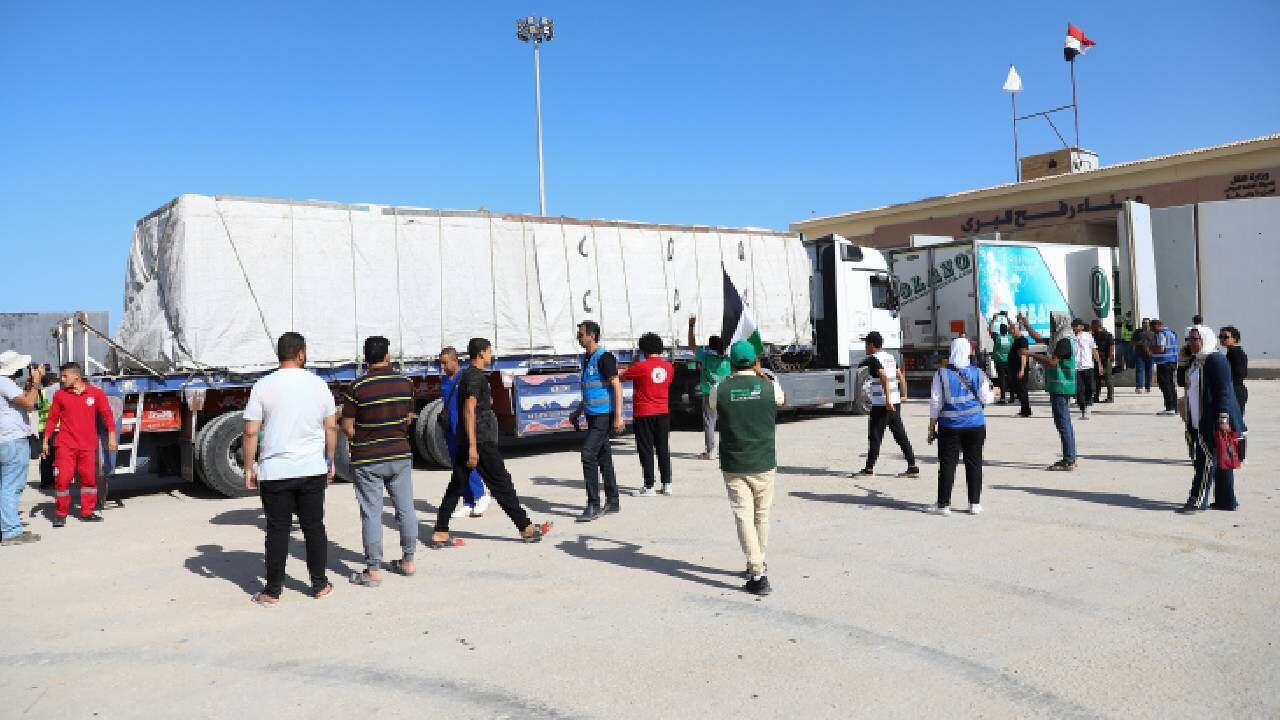 Camiones que transportan ayuda humanitaria atraviesan el cruce de Rafah.
