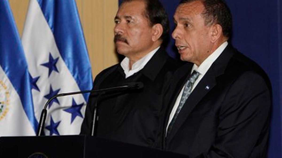 El presidente de Honduras, Porfilio Lobo (der) confirmó la no asistencia de Daniel Ortega (izq) a la cumbre.  