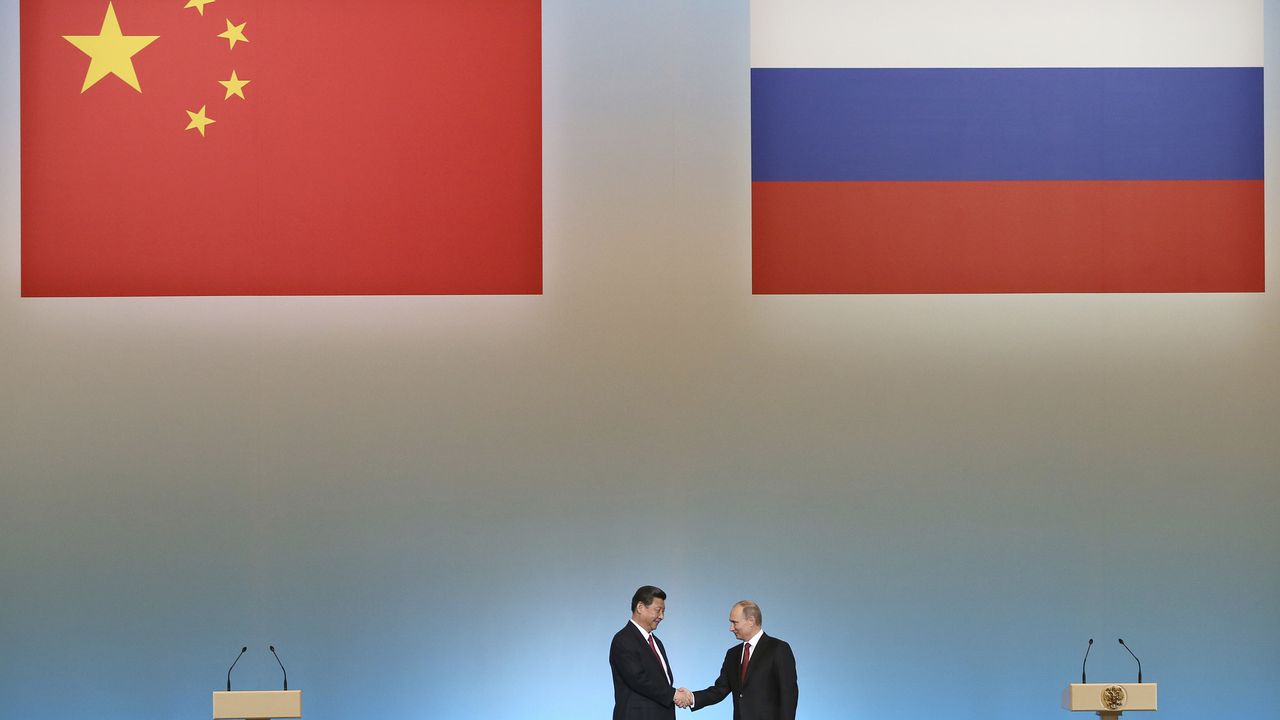 El presidente ruso Vladimir Putin (d) y el presidente chino Xi Jinping en Moscú el 22 de marzo de 2013. (Foto AP /Sergei Ilnitsky)