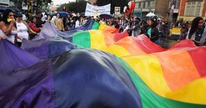 Si bien la Corte Constitucional admitió una tutela que le permitió a una pareja de mujeres adoptar, esto no aplicará para la generalidad de los miembros de la comunidad LGBTI.