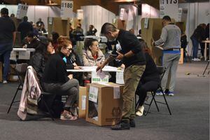 Votaciones en corferias, voto, mesas de votación, gente