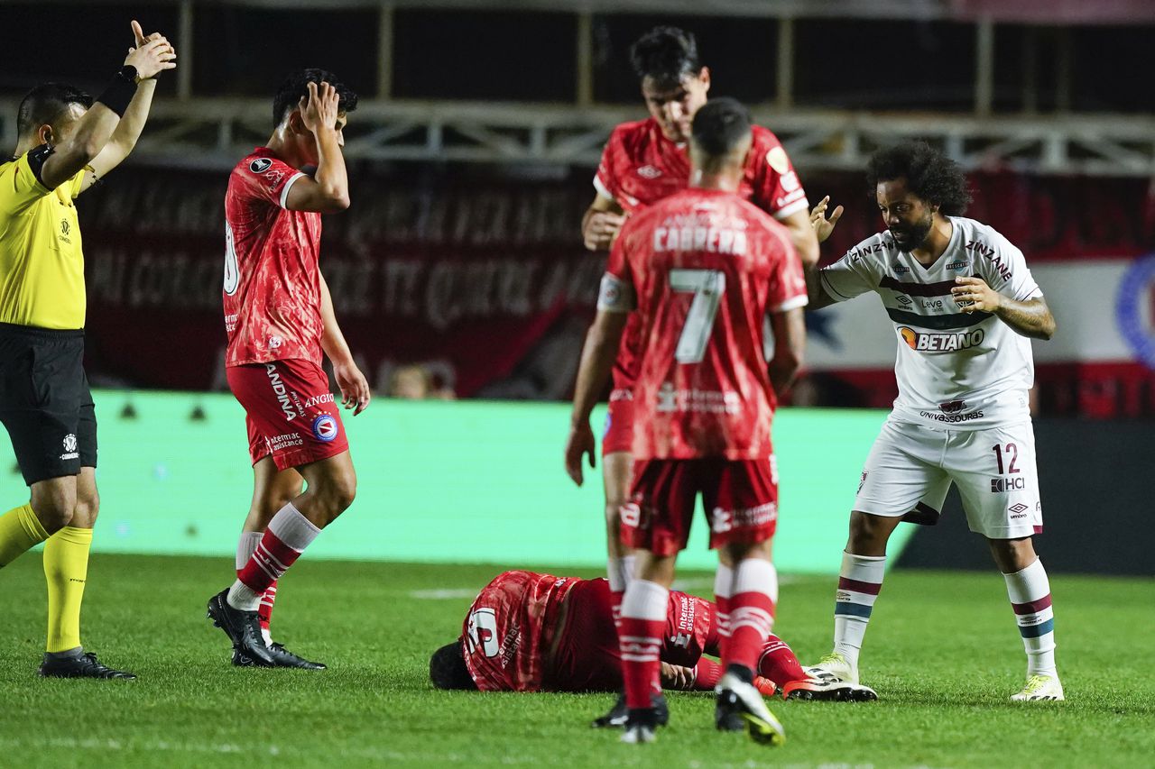 Marcelo lamentando la gravedad de la lesión de Luciano Sanchez.