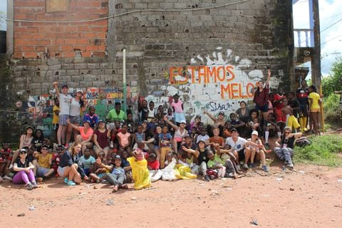 Primer grupo de viajeros que participó junto a la comunidad del barrio Obrero en Quibdó, en una jornada de actividades.