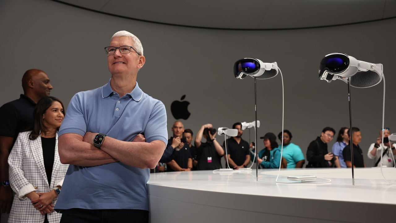 El CEO de Apple, Tim Cook, inauguró la conferencia anual de desarrolladores WWDC23 con el anuncio de los nuevos auriculares de realidad mixta Apple Vision Pro.