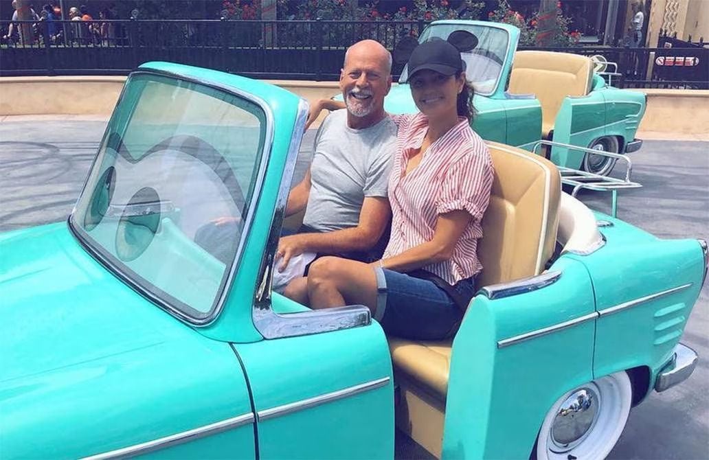 Bruce Willis en Disney con su pareja, Emma Heming. Foto: Instagram @emmahemingwillis.