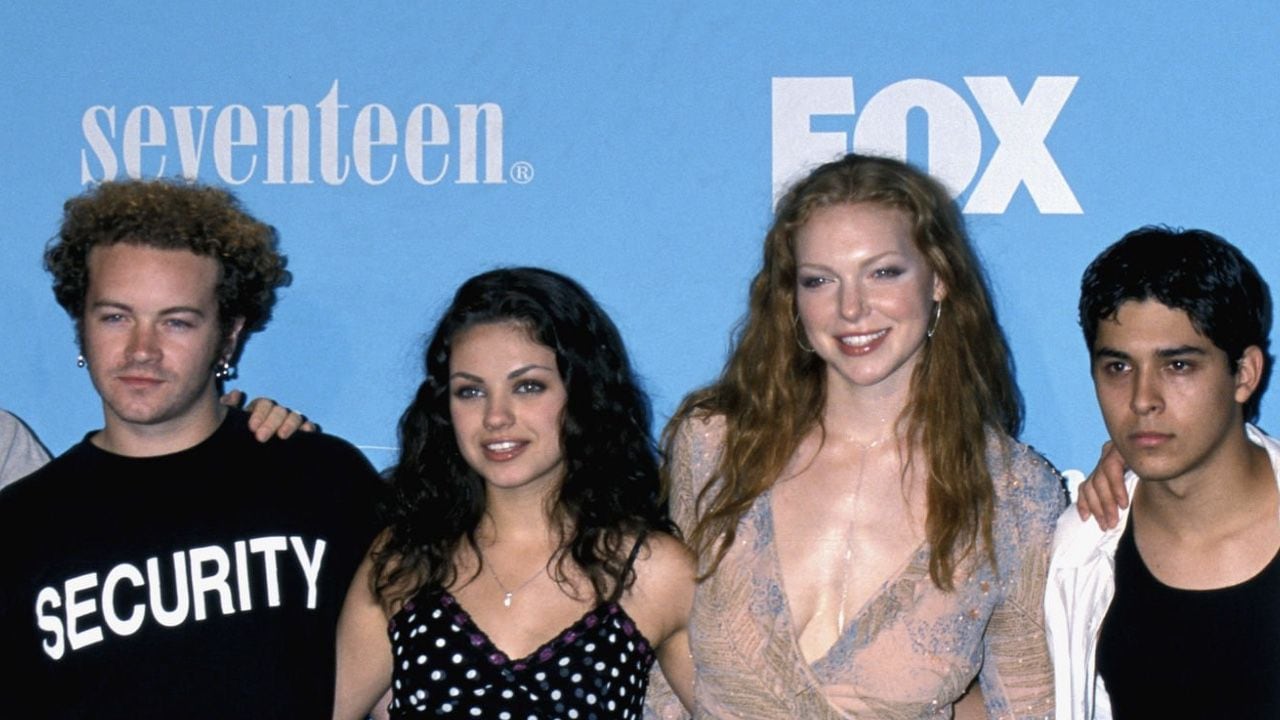 Danny Masterson (I) junto a parte del elenco del programa That 70's Show