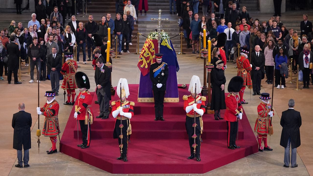 El féretro de Isabel II acompañado de sus familiares, quienes hacen guardia mientras la multitud se despide.