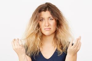 Una de las causas del cabello esponjado es la deshidratación.