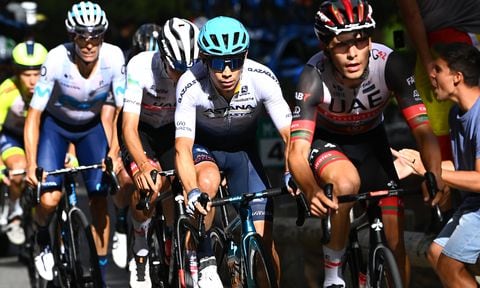 NAVACERRADA, SPAIN - SEPTEMBER 10: (L-R) Remco Evenepoel of Belgium and Team Quick-Step - Alpha Vinyl - Red Leader Jersey, Enric Mas Nicolau of Spain and Movistar Team, Juan Ayuso Pesquera of Spain and UAE Team Emirates - White Best Young Rider Jersey, Miguel Ángel López Moreno of Colombia and Team Astana – Qazaqstan and Joao Almeida of Portugal and UAE Team Emirates compete in the chase group during the 77th Tour of Spain 2022, Stage 20 a 181km stage from Moralzarzal to Puerto de Navacerrada 1851m / #LaVuelta22 / #WorldTour / on September 10, 2022 in Puerto de Navacerrada, Spain. (Photo by Getty Images/Tim de Waele)