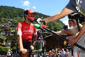 Nairo Quintana hablando para los medios de comunicación del Tour de Francia 2022