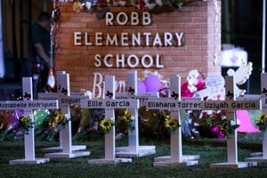 Las flores se colocan en un memorial improvisado fuera de la Escuela Primaria Robb en Uvalde, Texas, el 25 de mayo de 2022.