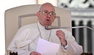 El papa Francisco tuvo que dar su tradicional sermón sentado, debido a problemas de salud