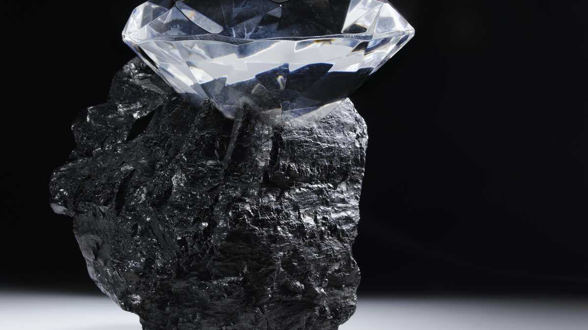 Parte superior del gran diamante que sobresale de un trozo de carbón