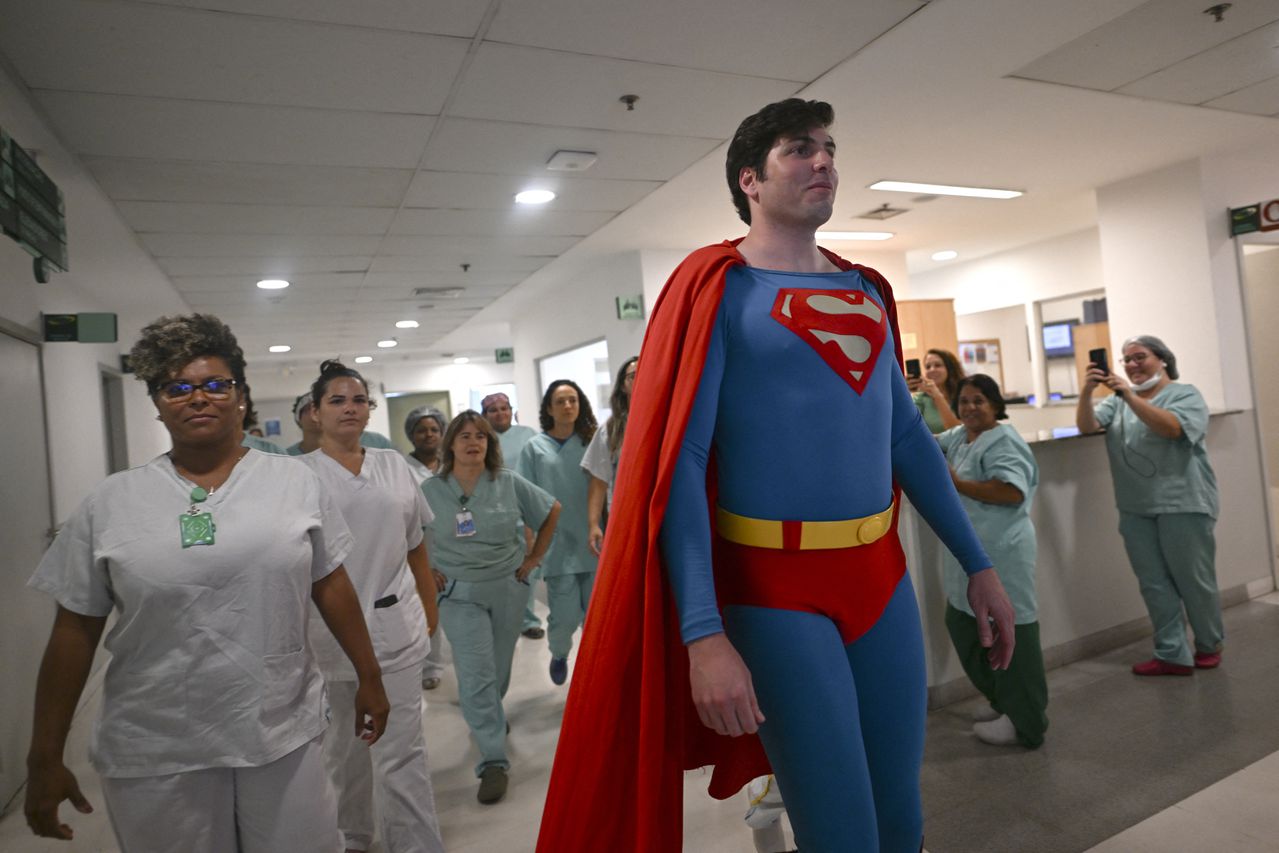 Muylaert, abogado quien no tenía redes sociales hace un año, descubrió que un video de él visitando un evento se volvió viral en TikTok, llamándolo el "Superman brasileño"