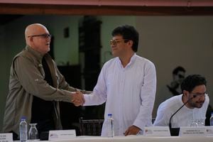 De izquierda a derecha: Antonio García, jefe del ELN, e  Iván Danilo Rueda, alto comisionado para la Paz.