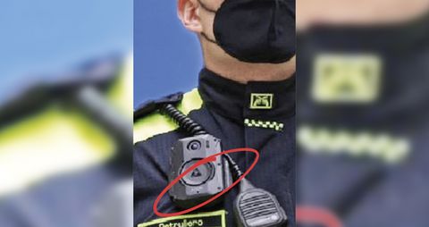   En una presentación en la que se dio a conocer la nueva imagen de la Policía, que incluía el uso de las bodycams, los uniformados aparecían con estas cámaras sin que se hubiera abierto una licitación.