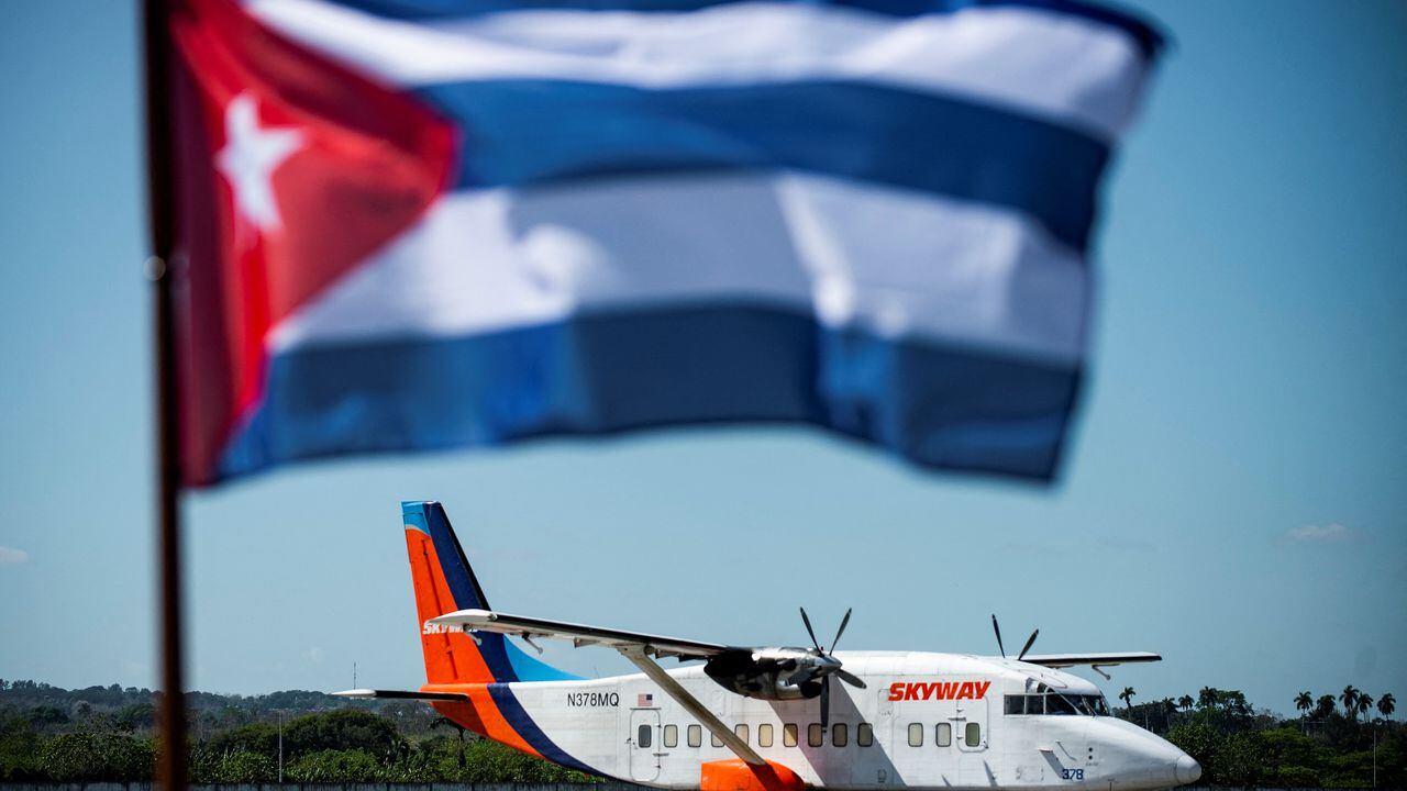 Un avión que transportaba una donación de leche en polvo de cubanos que viven en los EE.UU., se ve en el aeropuerto internacional José Martí de La Habana, el 11 de marzo de 2022. - Una donación de 7.000 libras de leche en polvo destinada a hogares para madres, ancianos y niños sin techo, llegaron el lunes a La Habana (Foto de YAMIL LAGE / AFP)