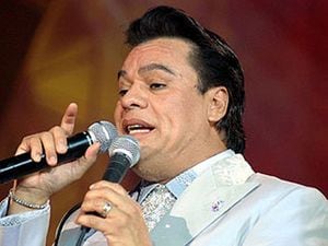 Juan Gabriel: en el 2010, el hijo de uno de sus músicos, aseguró que el cantante mexicano abusó de él entre 1982 y 1984