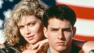 Los actores estadounidenses Tom Cruise, como el teniente Pete 'Maverick' Mitchell, y Kelly McGillis, como Charlotte 'Charlie' Blackwood, en un retrato promocional de 'Top Gun', dirigida por Tony Scott, 1986.