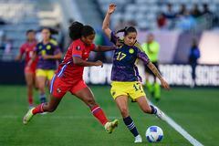 La panameña Kenia Rangel, izquierda, lucha contra la colombiana Carolina Arias por el balón durante la primera mitad de un partido del torneo de fútbol femenino de la Copa Oro de la CONCACAF, el miércoles 21 de febrero de 2024, en San Diego. (Foto AP/Gregory Bull)