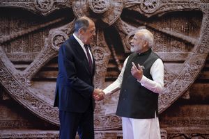 El primer ministro indio, Narendra Modi, da la bienvenida al ministro de Asuntos Exteriores ruso, Sergei Lavrov, a su llegada al centro de convenciones Bharat Mandapam para la Cumbre del G20, en Nueva Delhi