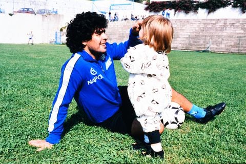 Maradona de Napoli juega con su hija Dalma