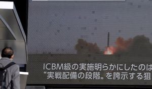 Ciudadanos de Japón miran el lanzamiento del misil de Corea del Norte
