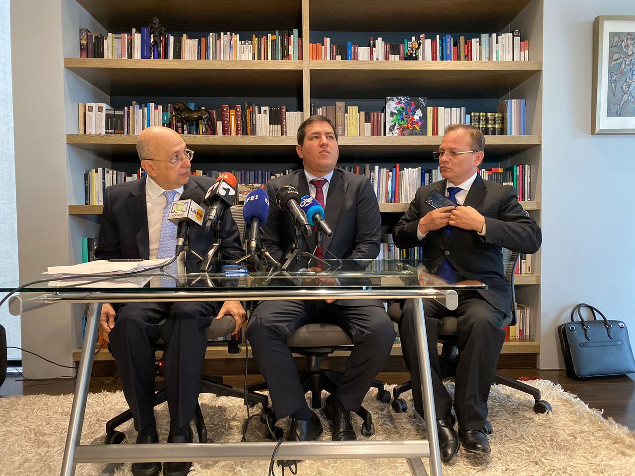 Eduardo Montealegre, Andrés Arauz y Gabriel Rivera, abogado de Arauz en Ecuador