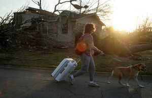 En alerta máxima se encuentran las autoridades de cuatro estados de EE. UU., debido a nuevas amenazas de tornados y tormentas, tras la devastación que se registró en  Little Rock, Arkansas, que dejó cerca de 30 personas muertas.(Photo by Benjamin Krain / GETTY IMAGES NORTH AMERICA / Getty Images via AFP)