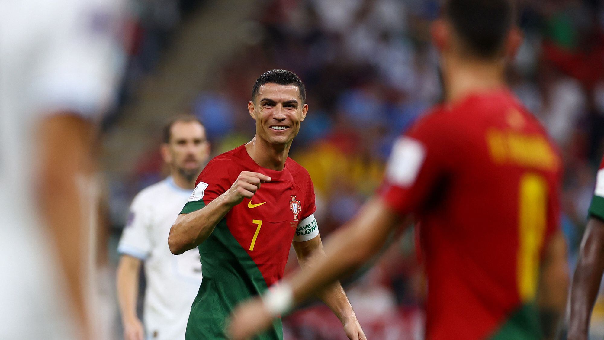 | Cristiano Ronaldo 'chocó las cinco' con niño durante el Mundial de Qatar la tierna reacción del pequeño se hizo viral