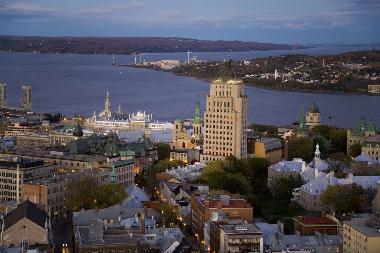 Vista general y aérea de la torre art deco The Price Building, fortificaciones y murallas, el distrito histórico del Viejo Quebec y el río Saint Laurent, en la ciudad de Quebec.