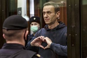 El líder de la oposición rusa Alexei Navalny hace un gesto con el corazón en una jaula durante una audiencia a una moción del servicio penitenciario ruso para convertir la sentencia suspendida de Navalny de la condena penal de 2014 en una pena de prisión real en el Tribunal de la ciudad de Moscú en Moscú, Rusia.