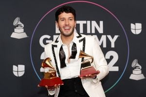 Sebastian Yatra posa con sus premios en la sala de fotos durante la 23ª entrega anual de los Premios Grammy Latinos en Las Vegas, Nevada, EE. UU., 17 de noviembre de 2022.