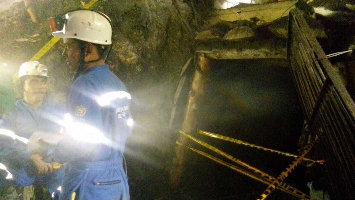 Organismos de socorro al interior de la mina La Cancha intentan rescatar los cuerpos de los doce trabajadores. 
