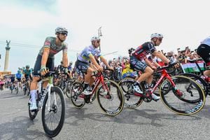El pelotón durante el desarrollo de la etapa 3 del Giro de Italia 2022
