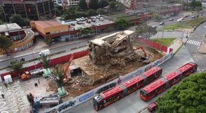 Demolición del monumento a los Héroes en Bogotá, espacio en el que iniciarán obras de la primera linea del Metro.